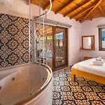 2+1 Ic Ve Dis Jakuzili Villa